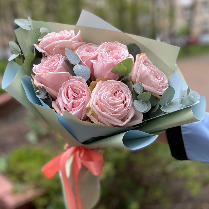Букет из 7 крупных розовых пионовидных роз