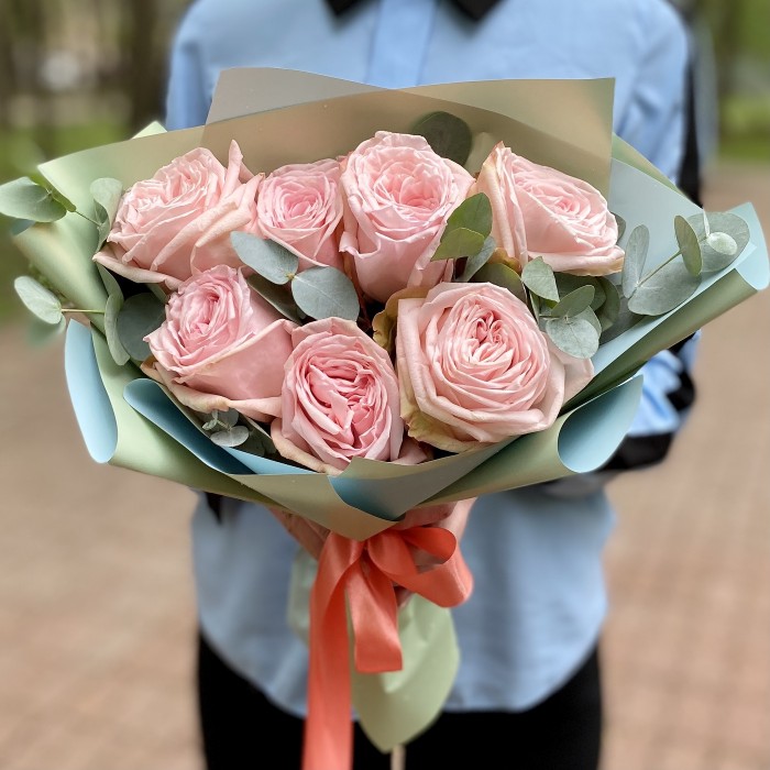 Букет из 7 крупных розовых пионовидных роз