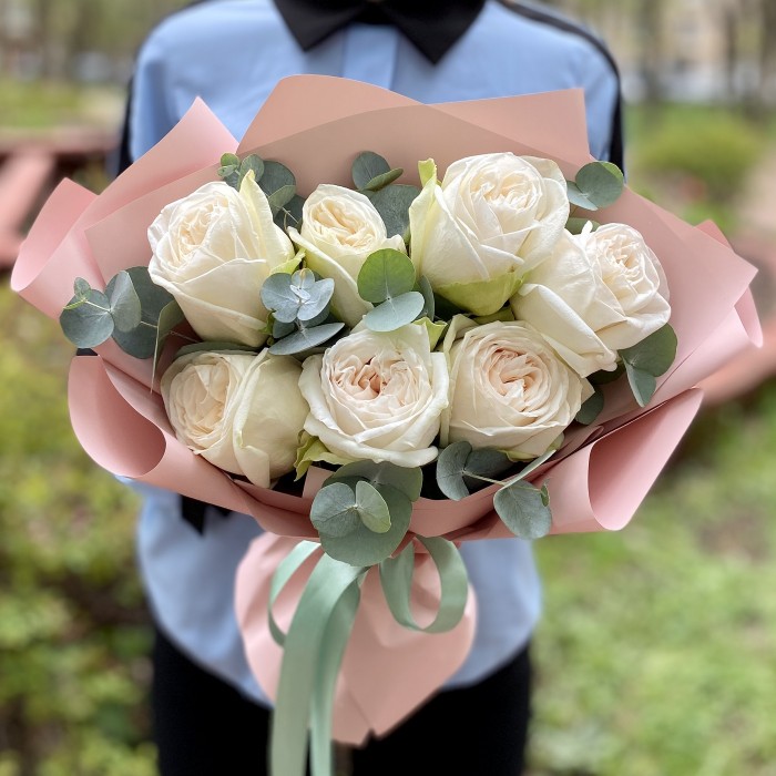 Букет 7 крупных белых пионовидных роз