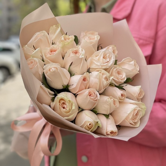 15 нежных роз Веддинг Роуз