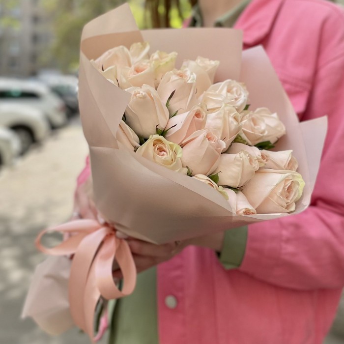 15 нежных роз Веддинг Роуз