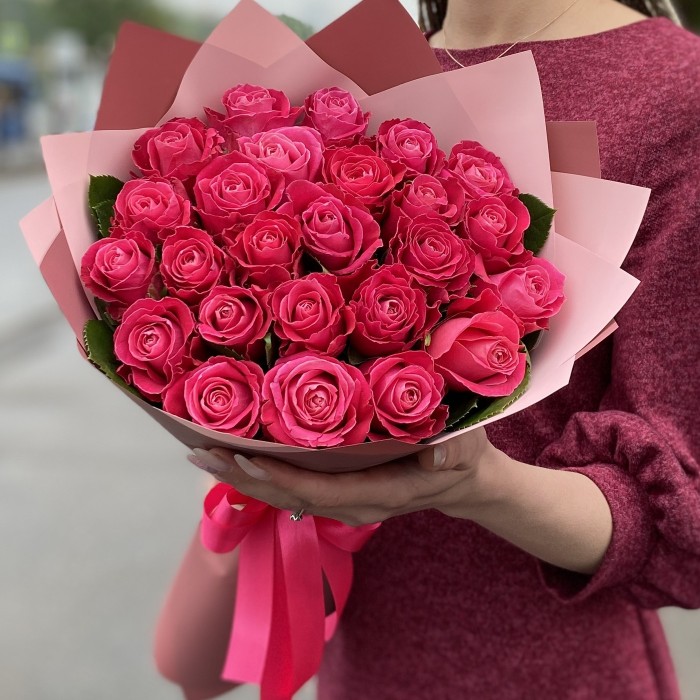 25 Малиновых роз Муви Стар 40 см