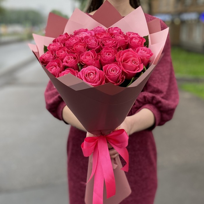 25 Малиновых роз Муви Стар 40 см