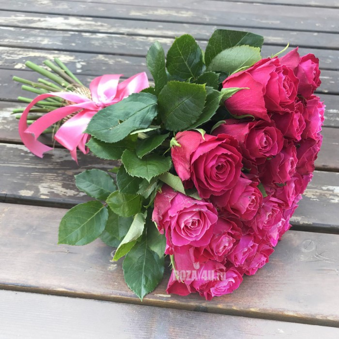 25 Малиновых роз Муви Стар 40 см