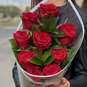 9 ароматных красных роз