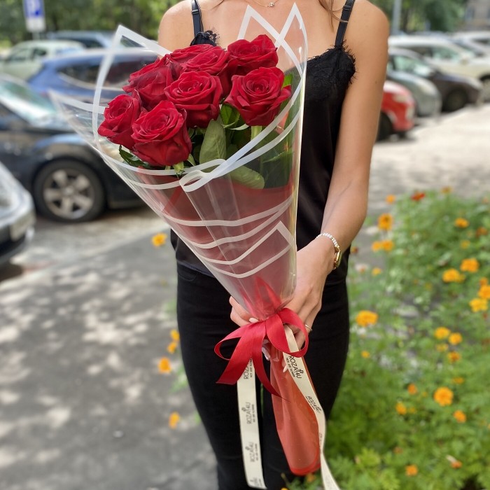 9 ароматных красных роз