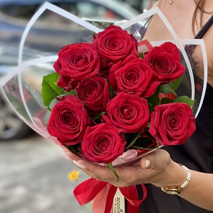 9 ароматных красных роз