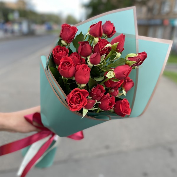 Комплимент из красных кустовых роз