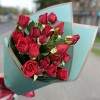 Комплимент из красных кустовых роз