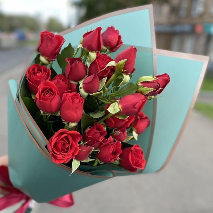 Комплимент из красных кустовых роз