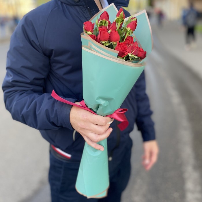 Комплимент из красных кустовых роз