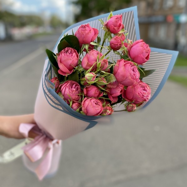 Комплимент из пионовидных роз Гранд Трендсеттер