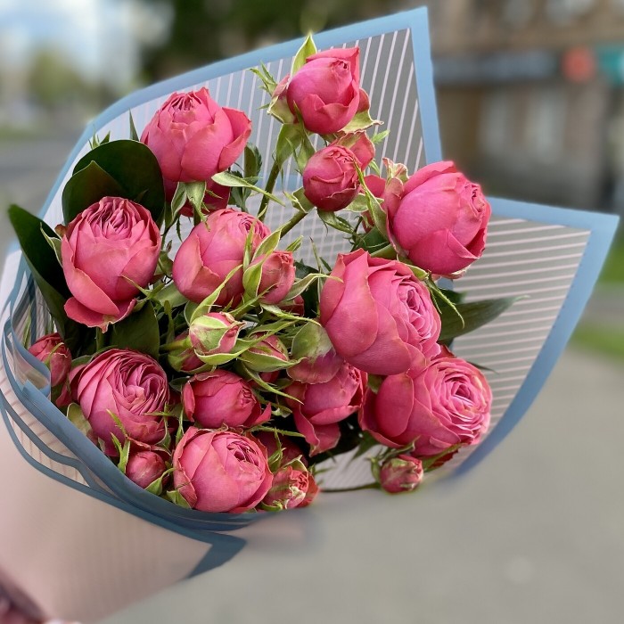 Комплимент из пионовидных роз Гранд Трендсеттер