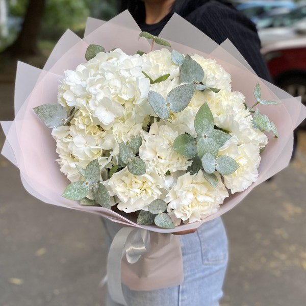 Букет с гортензией и гвоздиками Белая сказка