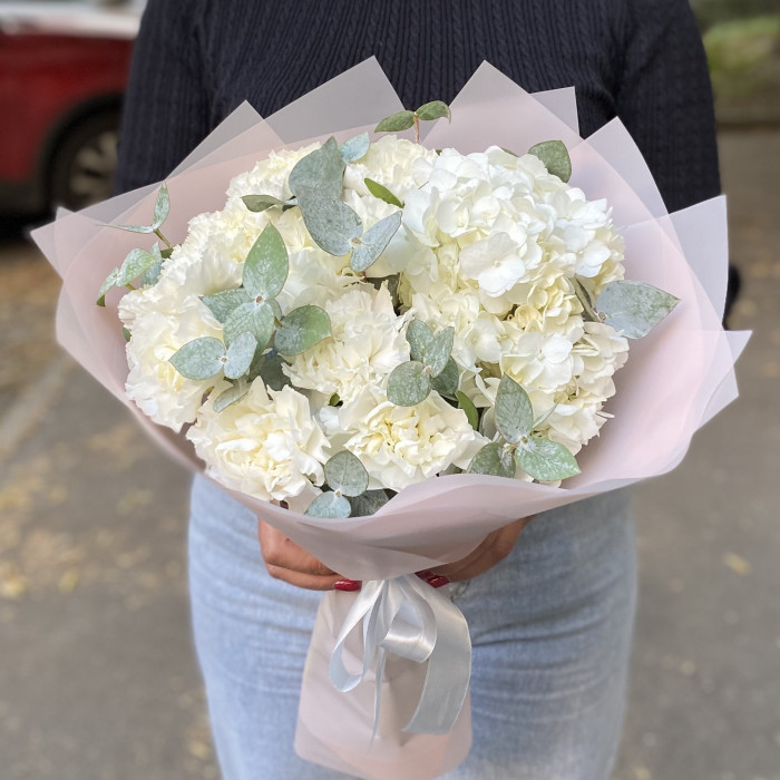 Букет с гортензией и гвоздиками Белая сказка
