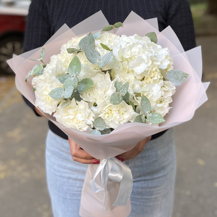 Букет с гортензией и гвоздиками Белая сказка