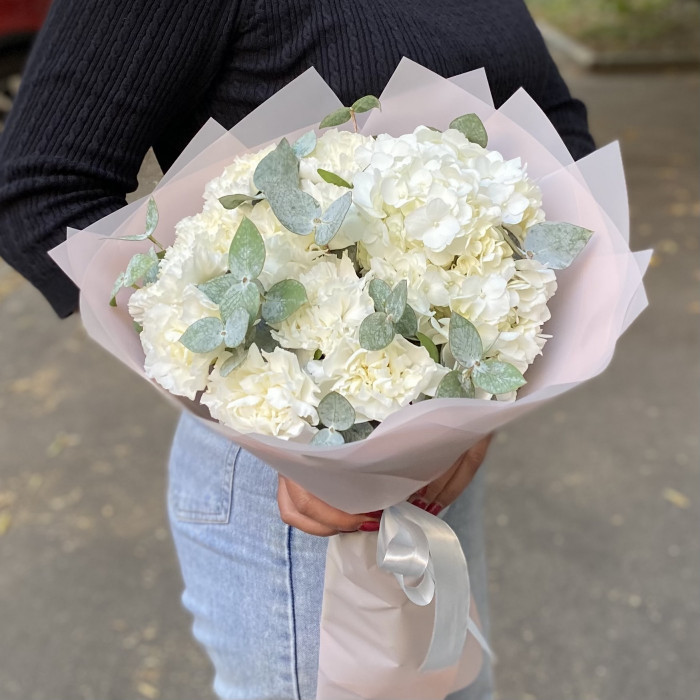 Букет с гортензией и гвоздиками Белая сказка