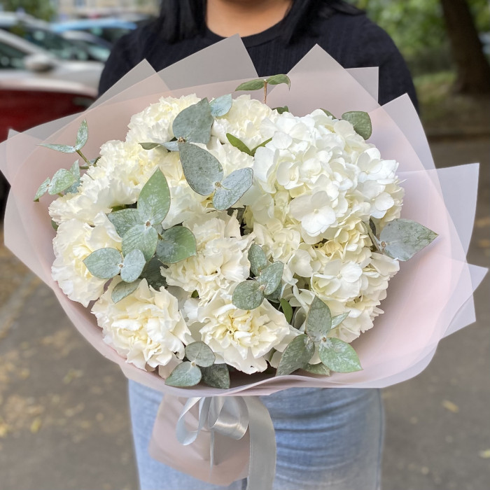 Букет с гортензией и гвоздиками Белая сказка