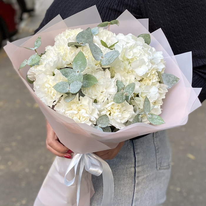 Букет с гортензией и гвоздиками Белая сказка