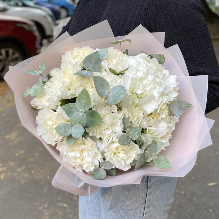 Букет с гортензией и гвоздиками Белая сказка