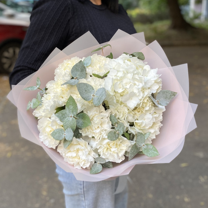 Букет с гортензией и гвоздиками Белая сказка