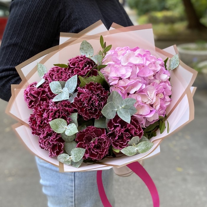 Букет Пурпурный закат с гортензией и гвоздиками