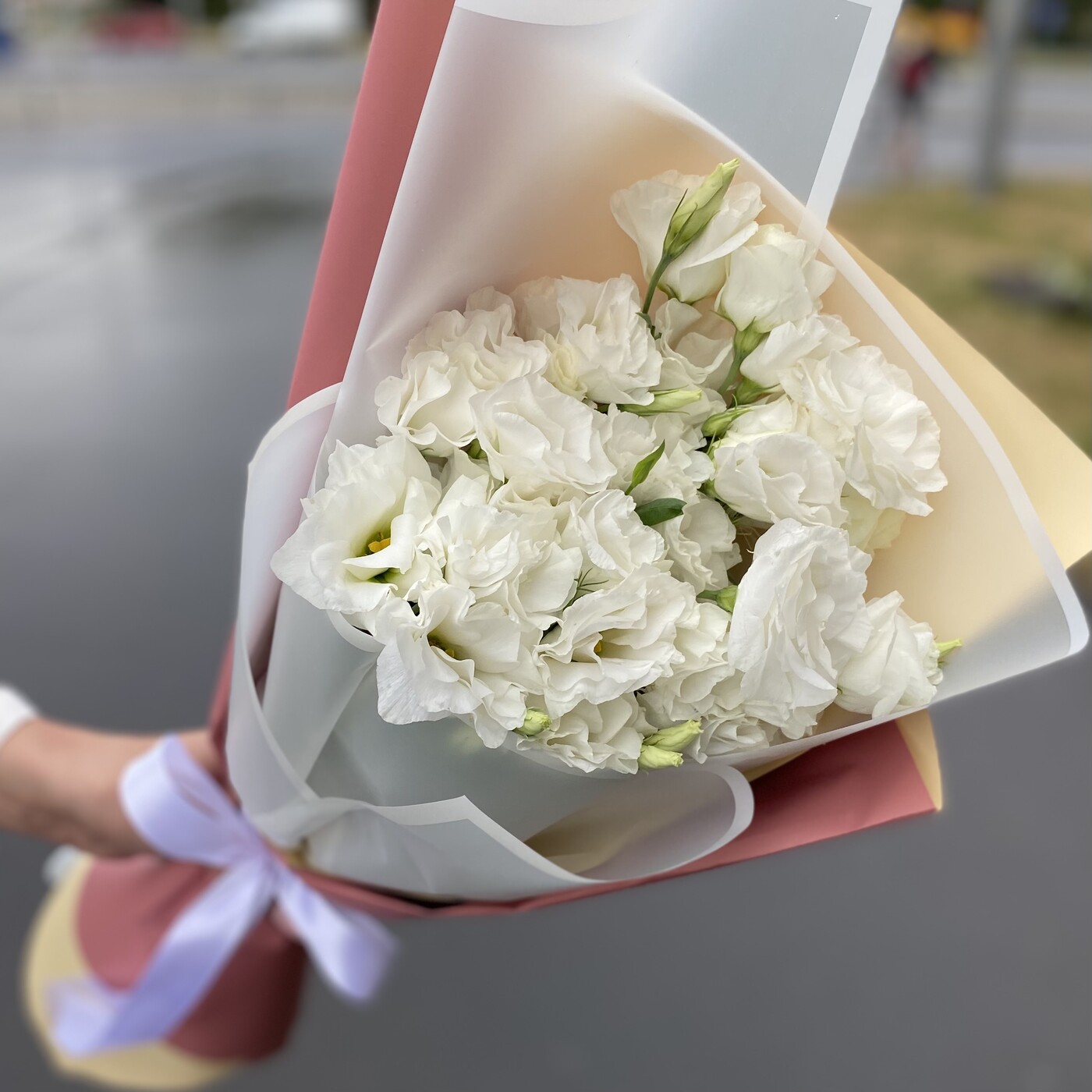 Купить свадебный букет из эустомы на свадьбу с доставкой по Москве и области