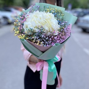 Радужный букет с белой гортензией Радужный букет с белой гортензией