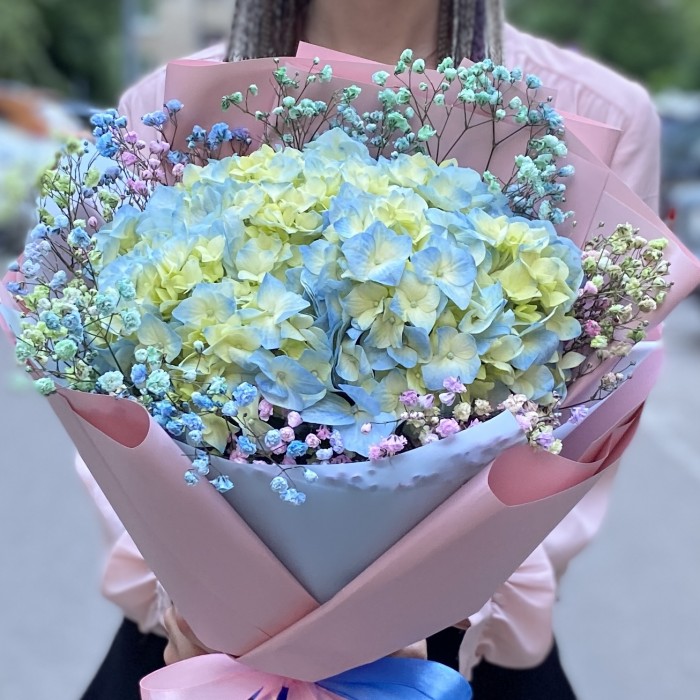 Радужный букет с голубой гортензией