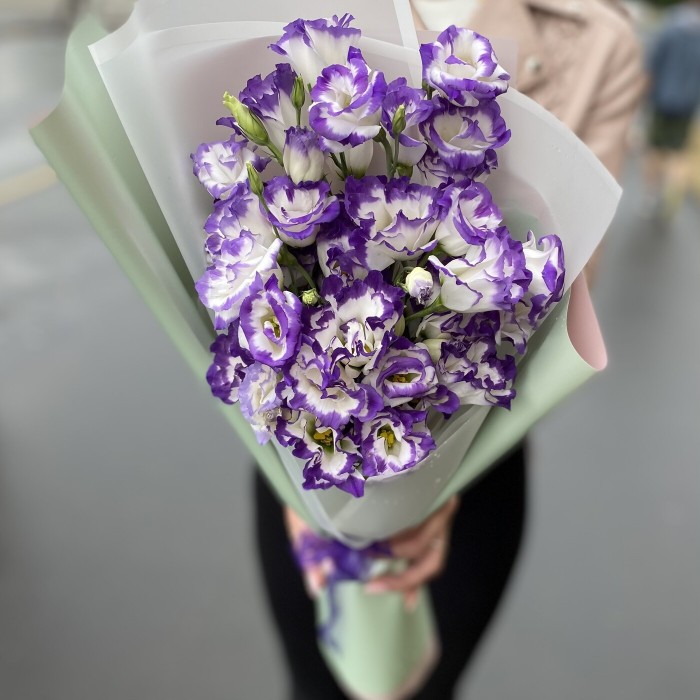 Букет сиренево белых Эустом