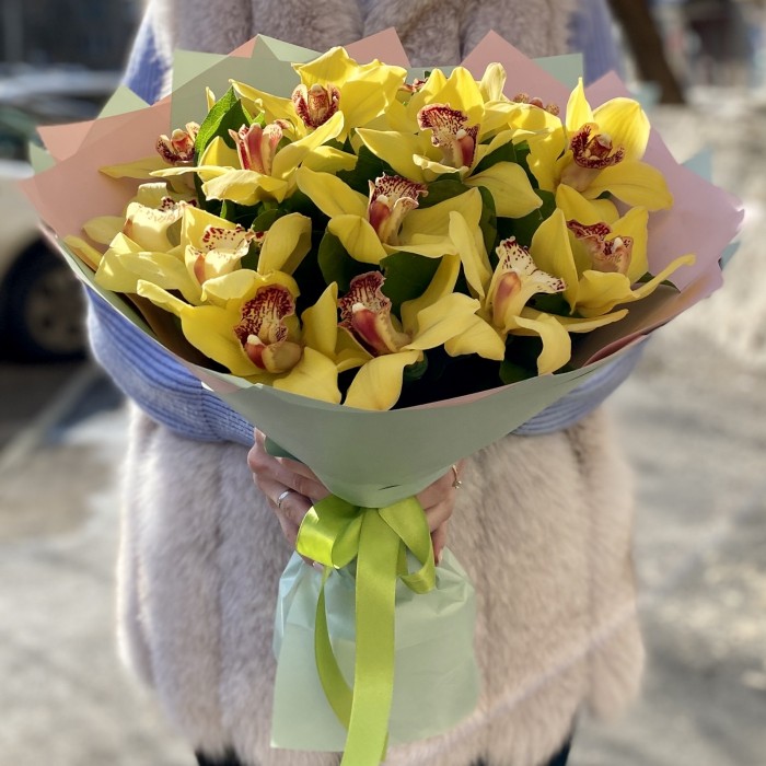 Букет из желтых орхидей