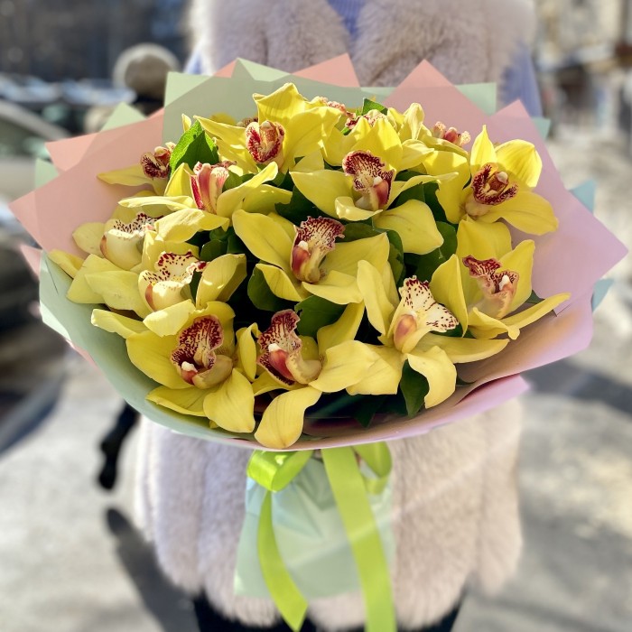 Букет желтых орхидей на 14 февраля