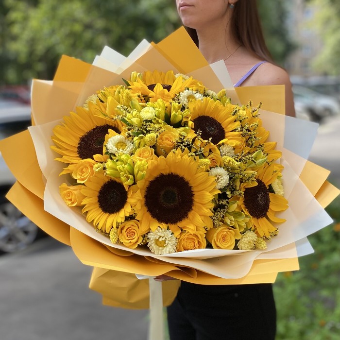Букет подсолнухи и розы