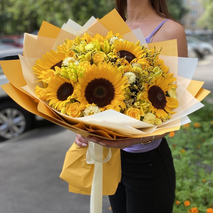 Букет подсолнухи и розы