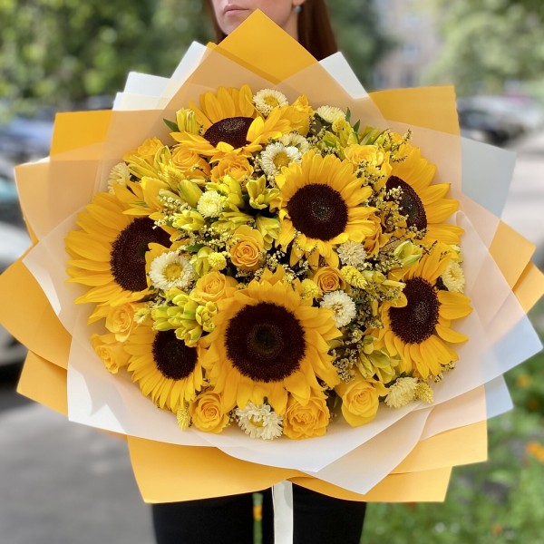 Букет подсолнухи и розы