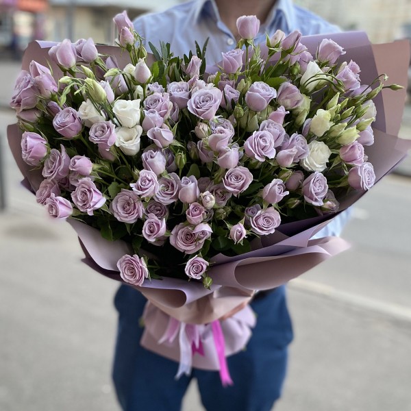 Букет  сиреневых кустовых роз