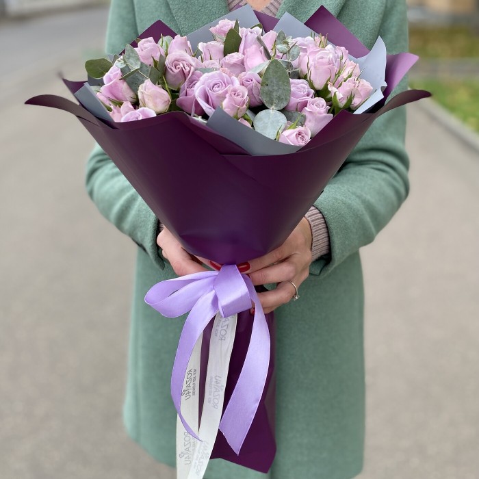 19 кустовых роз Сильвер шедоу с эвкалиптом