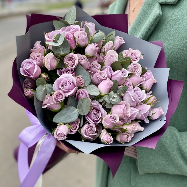 19 кустовых роз Сильвер шедоу с эвкалиптом