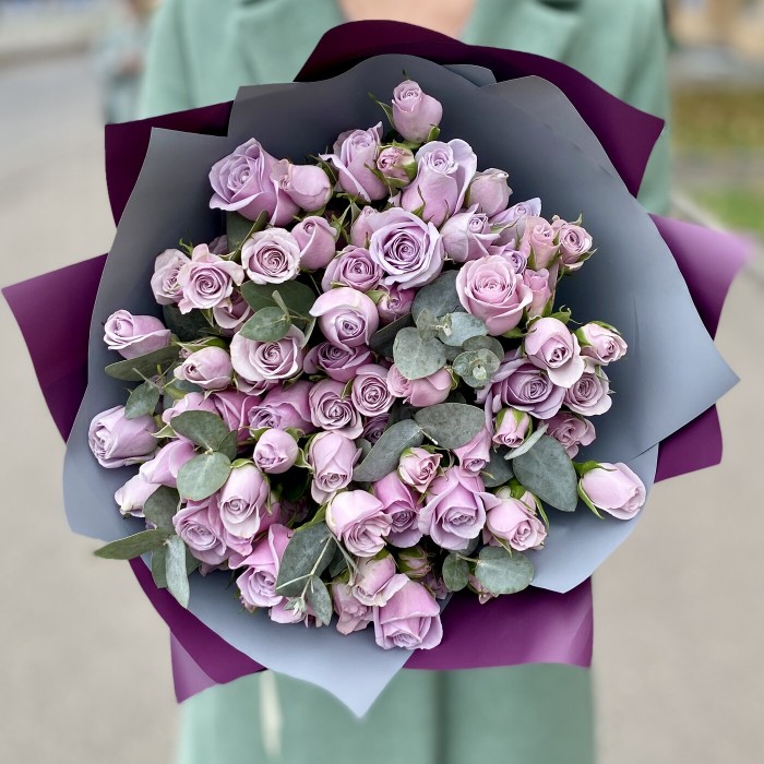 19 кустовых роз Сильвер шедоу с эвкалиптом