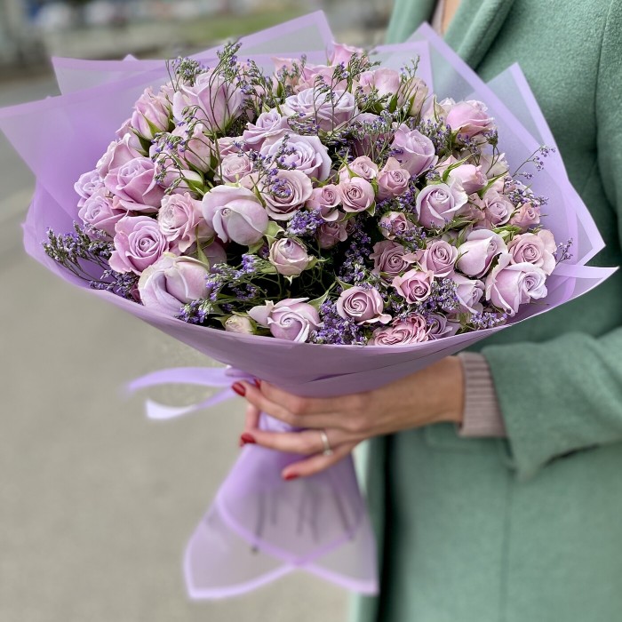 19 сиреневых кустовых роз Сильвер шэдоу с лимониумом