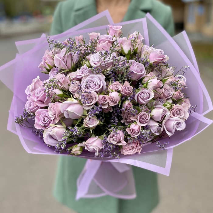 19 сиреневых кустовых роз Сильвер шэдоу с лимониумом