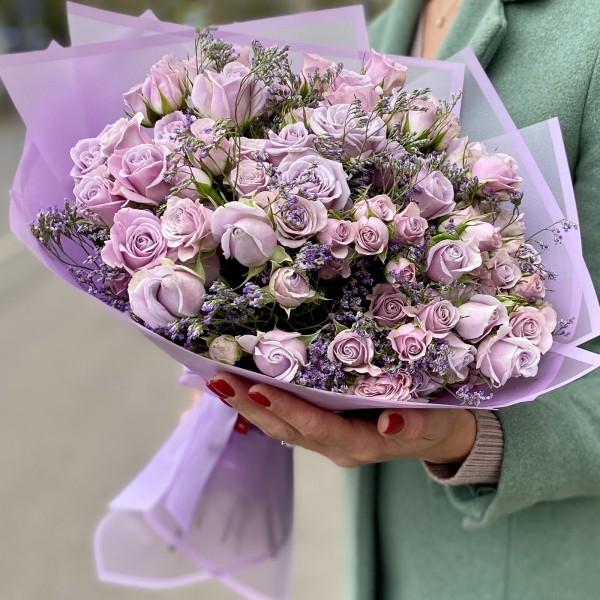 19 сиреневых кустовых роз Сильвер шэдоу с лимониумом