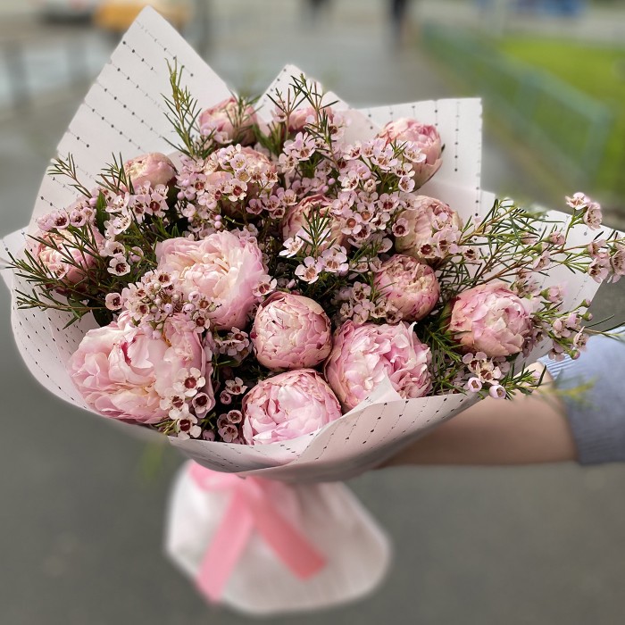 Букет с махровыми пионами