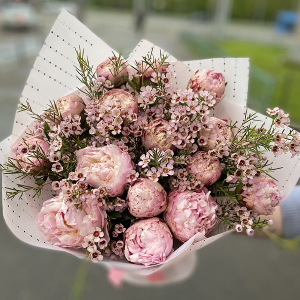 Букет с махровыми пионами