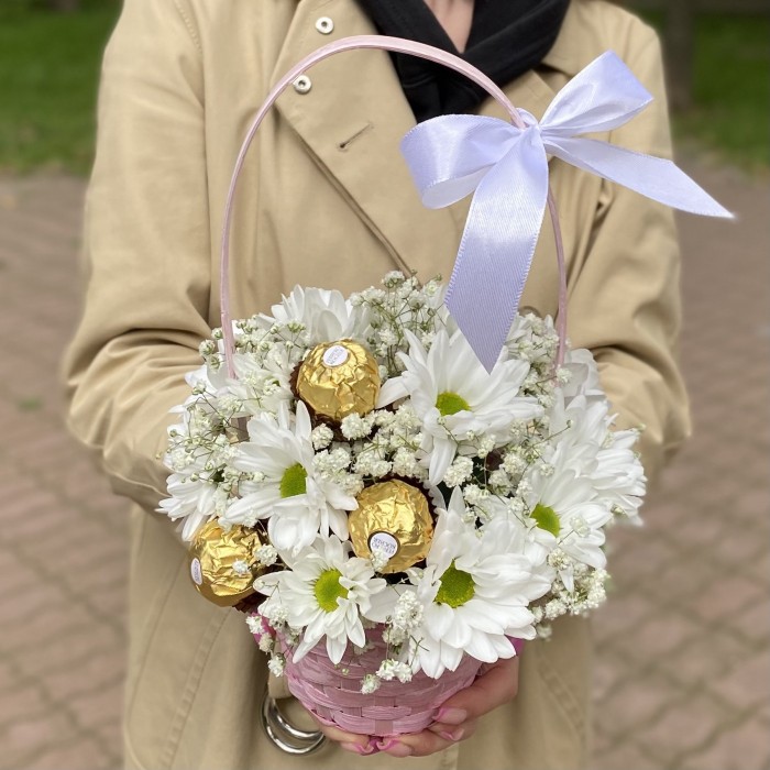 Белая кустовая хризантема Бакарди с конфетами в корзине