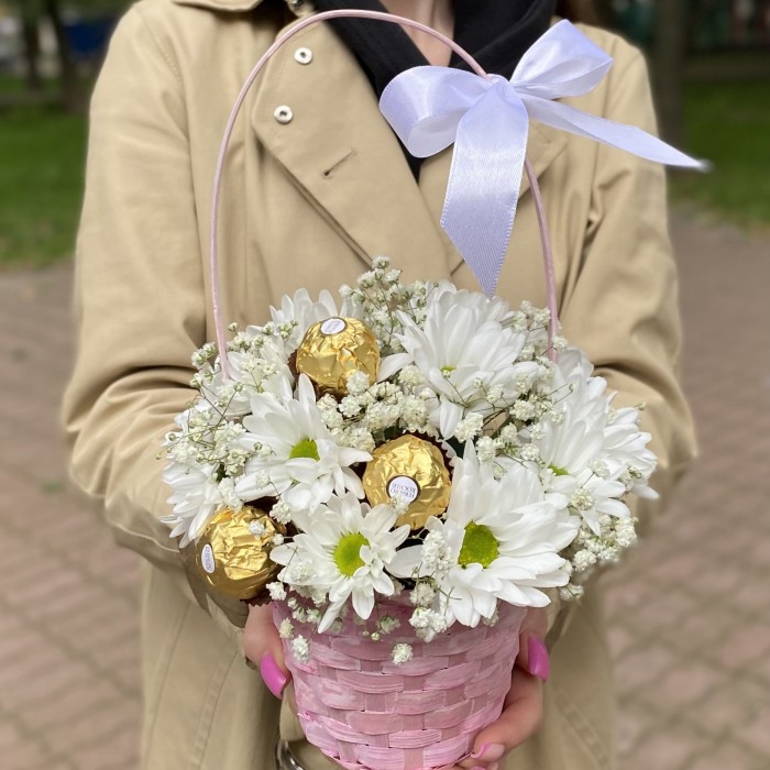 Белая кустовая хризантема Бакарди с конфетами в корзине