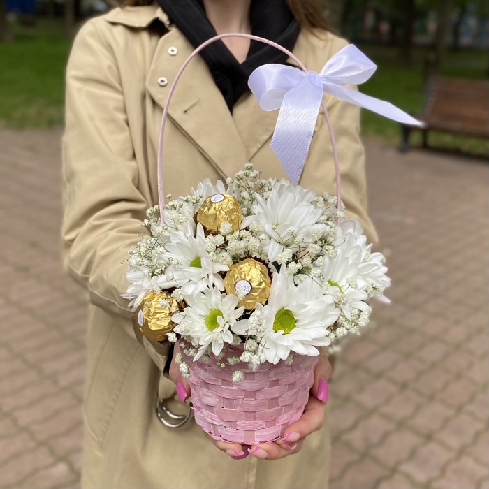 Белая кустовая хризантема Бакарди с конфетами в корзине
