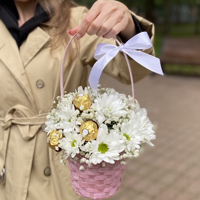 Белая кустовая хризантема Бакарди с конфетами в корзине