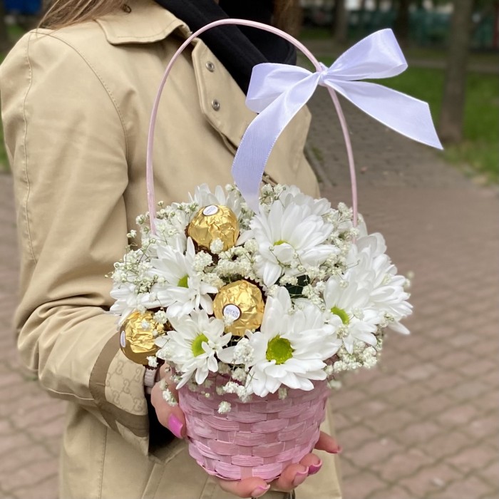 Белая кустовая хризантема Бакарди с конфетами в корзине