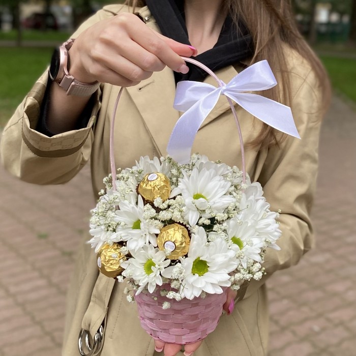 Белая кустовая хризантема Бакарди с конфетами в корзине